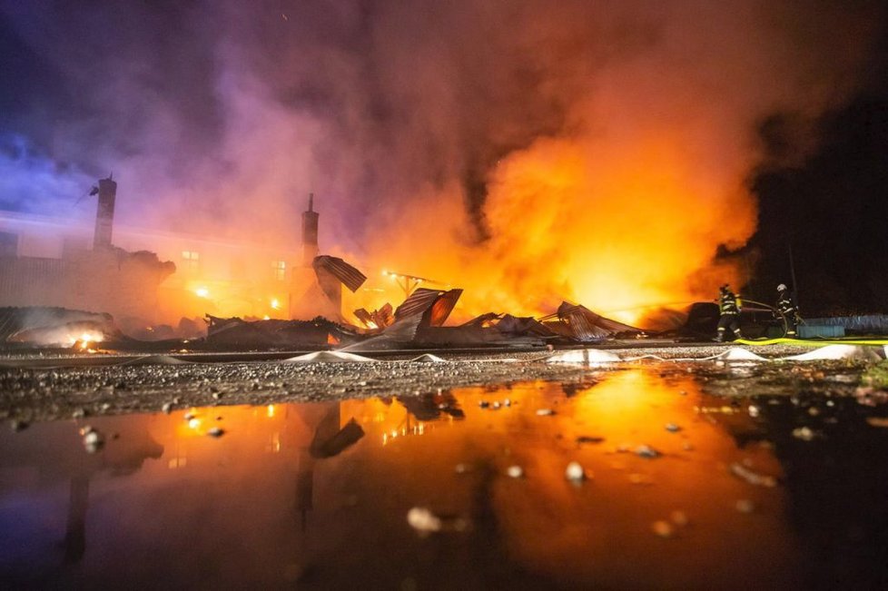 Ničivý požár v Jaroměři: Skladovací hala lehla popelem, škoda je 1,2 milionu korun.