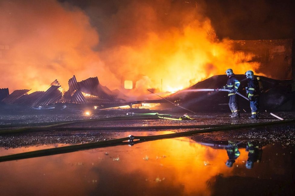 Ničivý požár v Jaroměři: Skladovací hala lehla popelem, škoda je 1,2 milionu korun.