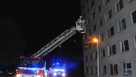 Byt v panelovém domě vzplál uprostřed noci: Při požáru v Kroměříži zemřel člověk