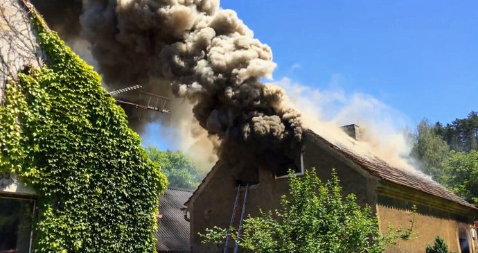 Škodu 400 tisíc korun takhle způsobil loňský požár rodinného domu v pražských Kobylisích.