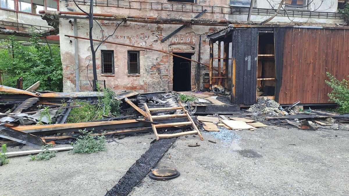 Barabizna, která hořela, je součástí zanedbaného vnitrobloku vedle areálu bývalé továrny Vlněna.