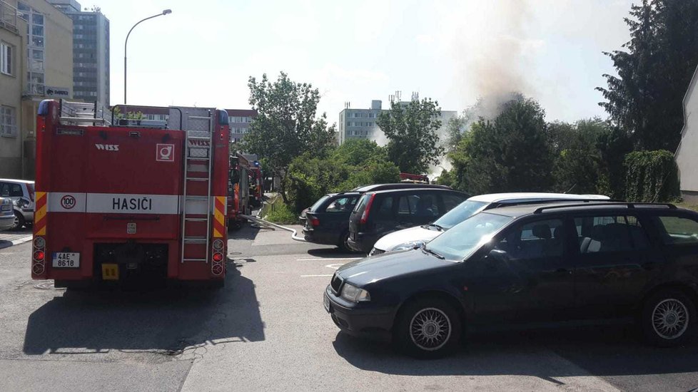 Domek v ulici Bohuslava Martinů, který pravděpodobně obývali bezdomovci, vzplál ohněm. Ten pražští hasiči hasili přes hodinu.