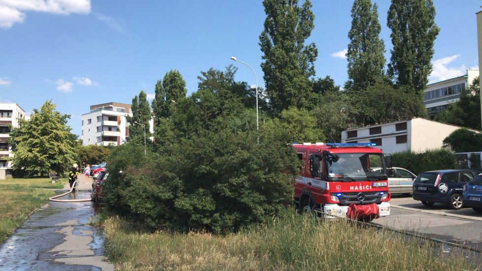 Domek v ulici Bohuslava Martinů, který pravděpodobně obývali bezdomovci, vzplál ohněm. Ten pražští hasiči hasili přes hodinu.