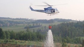 S požárem lesa na okraji Bruntálu bojovali hasiči pět hodin. Pomáhal jim i vrtulník s bambi vakem, který pojme až 800 litrů vody.