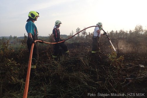 S požárem lesa na okraji Bruntálu bojovali hasiči pět hodin. Pomáhal jim i vrtulník s bambi vakem, který pojme až 800 litrů vody.