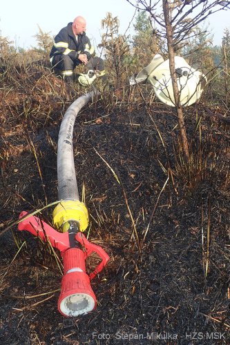 S požárem lesa na okraji Bruntálu bojovali hasiči pět hodin. Pomáhal jim i vrtulník s bambi vakem, který pojme až 800 litrů vody.