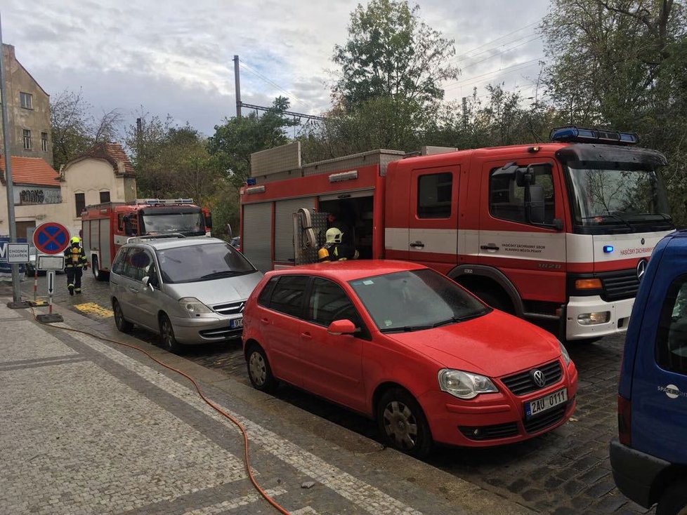 Ve Ctiradově ulici v pražských Nuslích hořela auta.