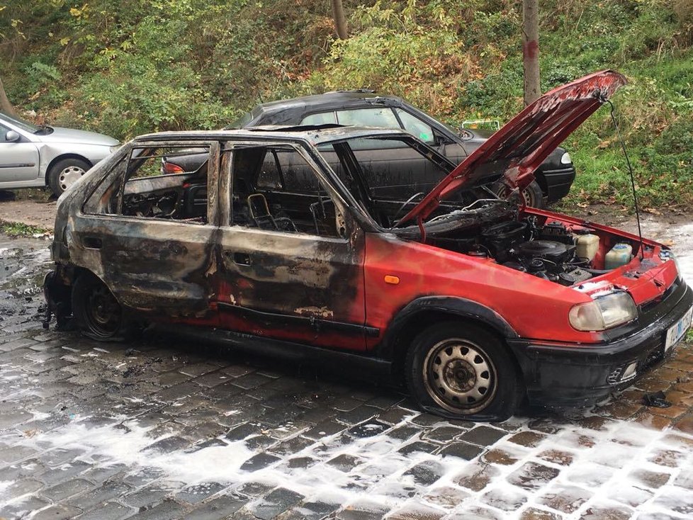 Ve Ctiradově ulici v pražských Nuslích hořela auta.