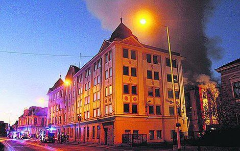 V Krnově na Bruntálsku včera hořela budova bývalé textilky Karnola.