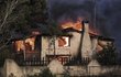 Plameny pohltily domek v letovisku Kineta západně od Atén.