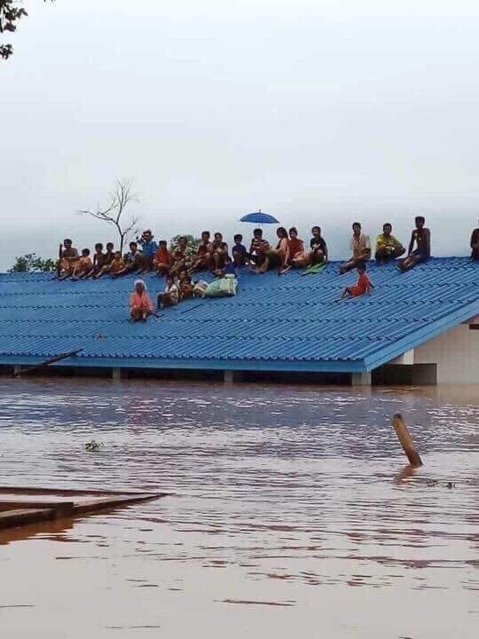 Lidé před vodou utíkali na střechy.