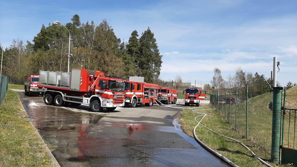 V Třemošné na Plzeňsku vzplála střecha obří nádrže s benzinem.