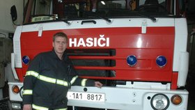 Tohle je hrdina. Profesionální hasič Miroslav Hedbávný (35) plameny šlehající z hocha udusil vlastní bundou a kluka ošetřoval celou dobu až do příjezdu záchranky.