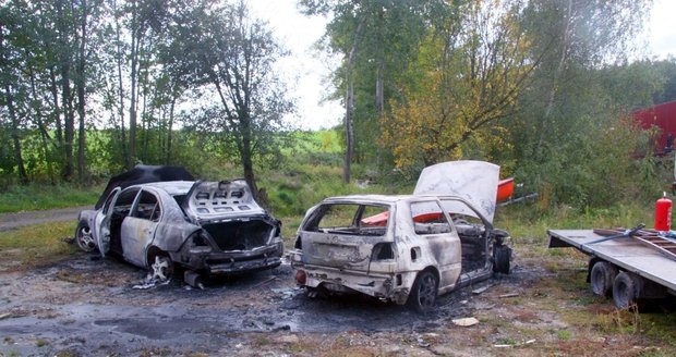 V Poběžovicích podpaluje žhář auta.