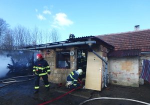 Děti při hře na Plzeňsku zapálily seno a začal hořet i dům.