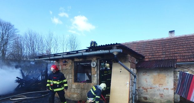 Děti při hře na Plzeňsku zapálily seno a začal hořet i dům
