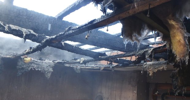Děti při hře na Plzeňsku zapálily seno a začal hořet i dům