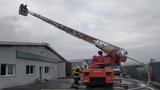 U Brna hořela hala na zpracování dřeva: Oheň hasiči krotili přes tři hodiny, škody jsou milionové 