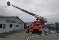 U Brna hořela hala na zpracování dřeva: Oheň hasiči krotili přes tři hodiny, škody jsou milionové