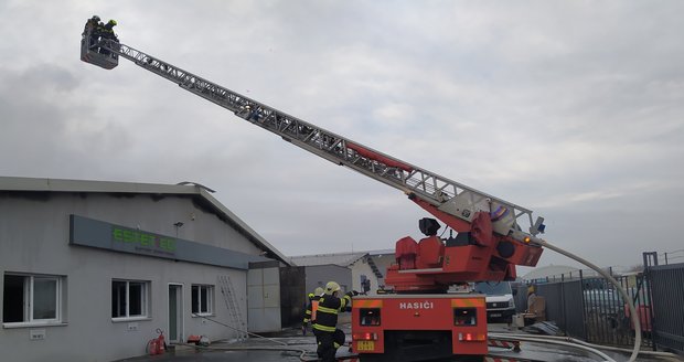 U Brna hořela hala na zpracování dřeva: Oheň hasiči krotili přes tři hodiny, škody jsou milionové 