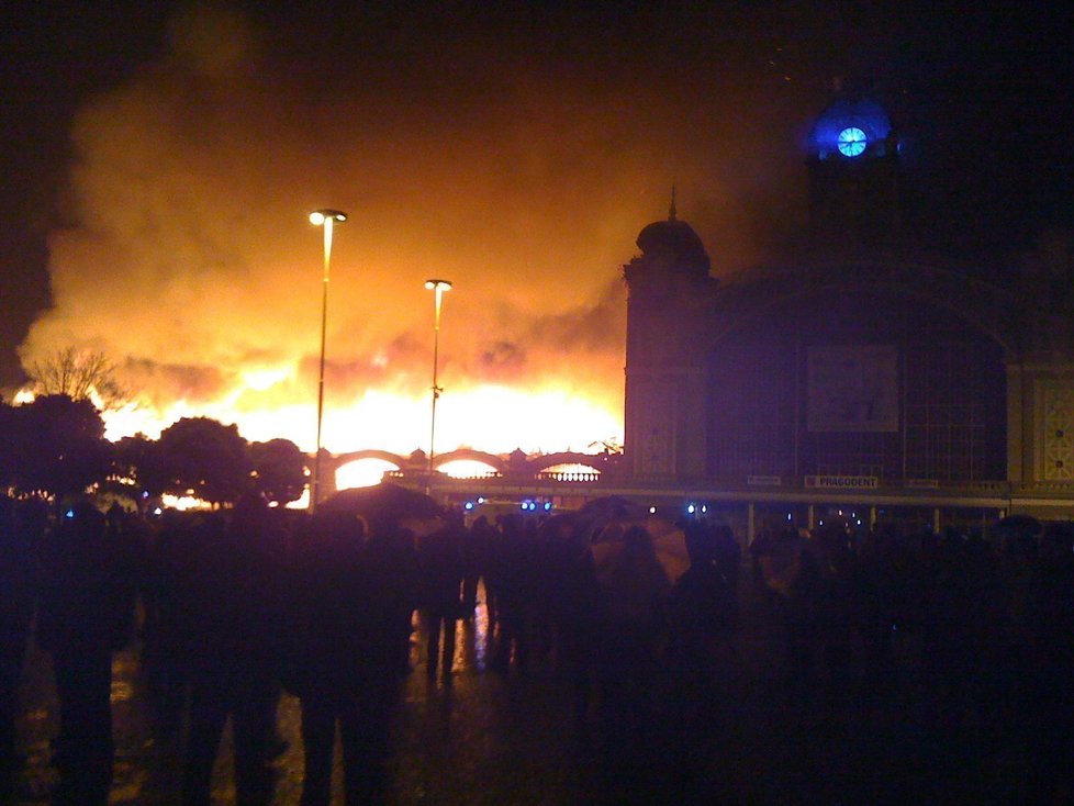 Výstaviště v pražských Holešovicích se ocitlo v plamenech