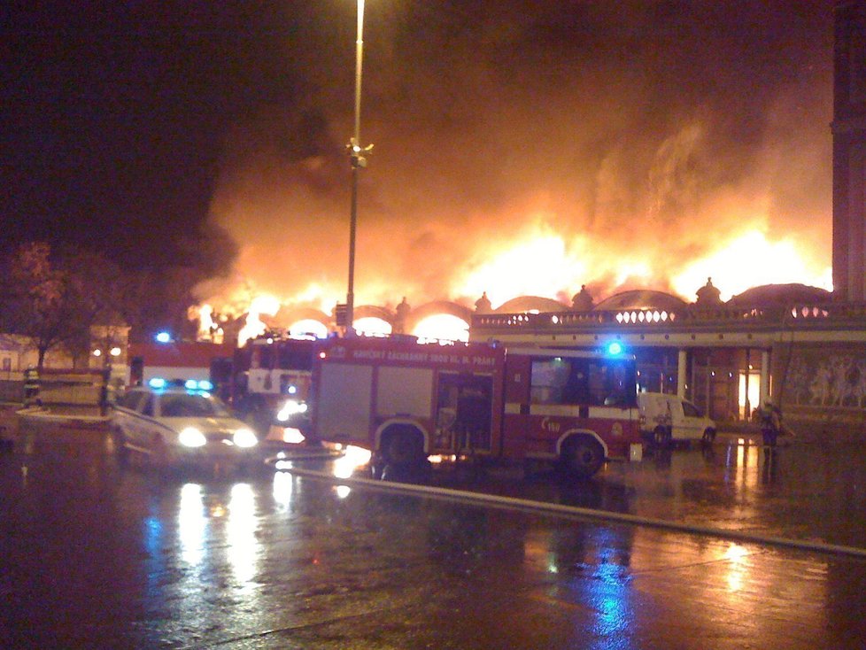 Výstaviště v pražských Holešovicích se ocitlo v plamenech