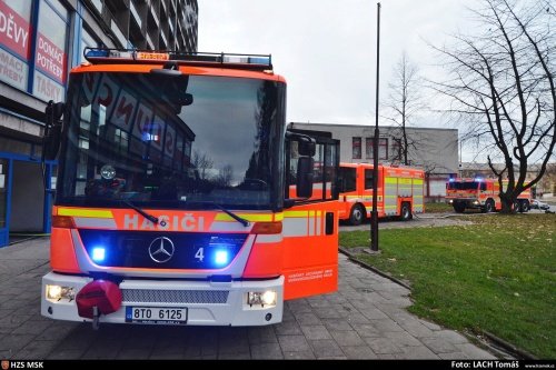 V Ostravě hořel hotelový dům Hlubina. Zraněného muže (34) hasiči zachránili pomocí výsuvného žebříku.