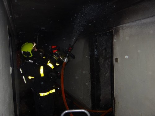 V Ostravě hořel hotelový dům Hlubina. Zraněného muže (34) hasiči zachránili pomocí výsuvného žebříku.