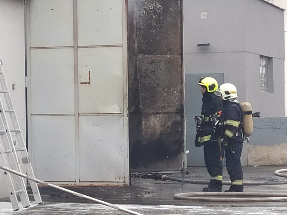Hasiči v Holasicích na Brněnsku krotí mohutný požár výrobní haly, vyhlásili třetí stupeň požárního poplachu.