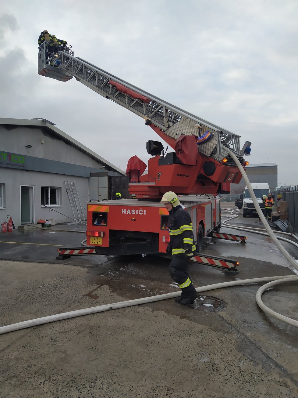 Hasiči v Holasicích na Brněnsku krotí mohutný požár výrobní haly, vyhlásili třetí stupeň požárního poplachu.