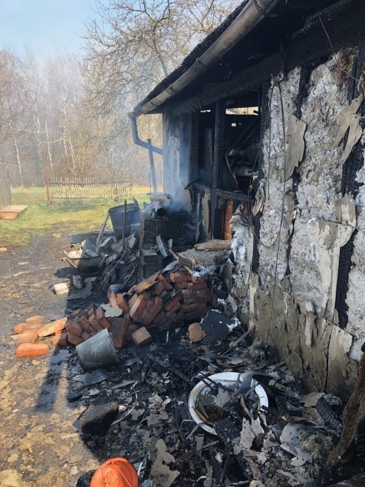 V Lichnově na Novojičínsku pálili klestí, oheň málem podpálil i dům.