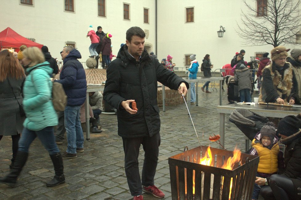 Netradičně v zimě se opékaly buřty a učily se lít olovo.