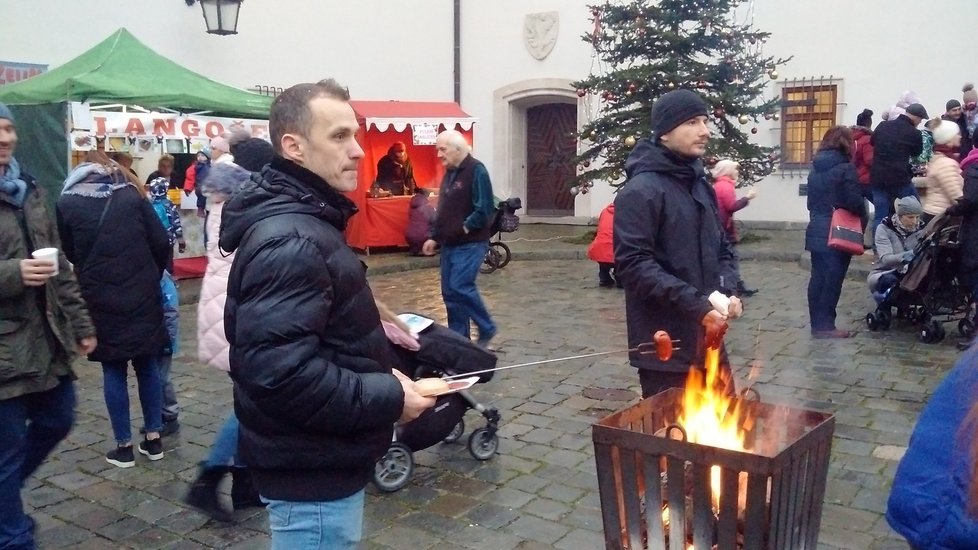 Děti poznaly, jak se krájí jablíčka, lije olovo a následně věští budoucnost.