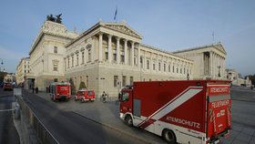 Ve Vídni vzplála střecha parlamentu.