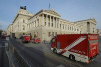 Střechu parlamentu zachvátily plameny. Ve Vídni zasahovalo 70 hasičů