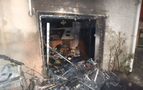 Oheň zničil dřevěný nábytek a rozšířil se i na část rodinného domu.