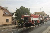 Při požáru v Praze se poranili tři hasiči