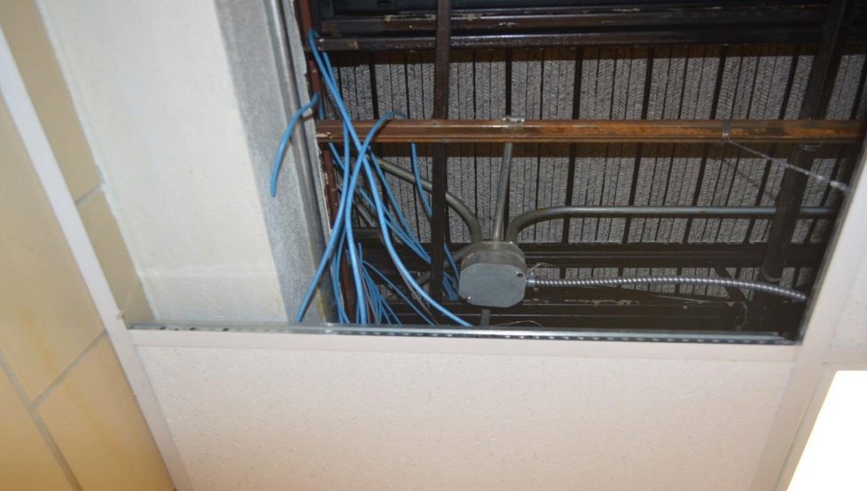 Vězni nápravného zařízení ve státe Ohio si sestrojili počítače a ukryli je ve stropě posilovny.
