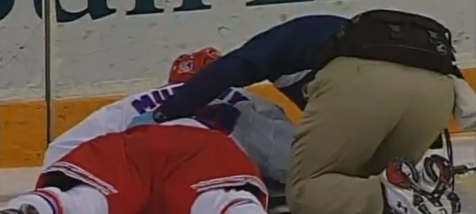 Brutální zákrok v kanadské OHL, soupeři skoro urazil hlavu
