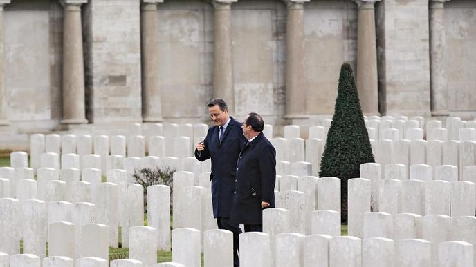 ohlédnutí. Prezident Hollande s premiérem Cameronem si včera našli před summitem čas, aby v Pozières poblíž Amiensu vzdali hold obětem proslulé útočné operace britských a francouzských vojsk, která se právě před sto lety zapsala do dějin jako bitva na Sommě. V jedné z nejkrvavějších bitev v historii válečnictví padlo či bylo zraněno na 420 tisíc Britů a 205 tisíc Francouzů.