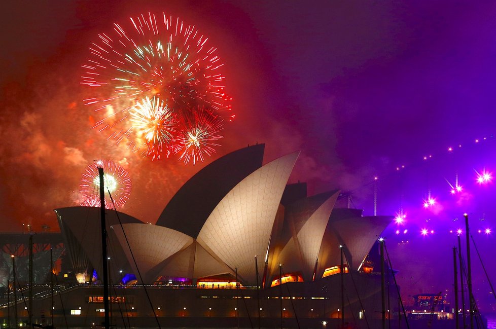 Velkolepý ohňostroj v australském Sydney proběhl oproti tomu bez problémů.