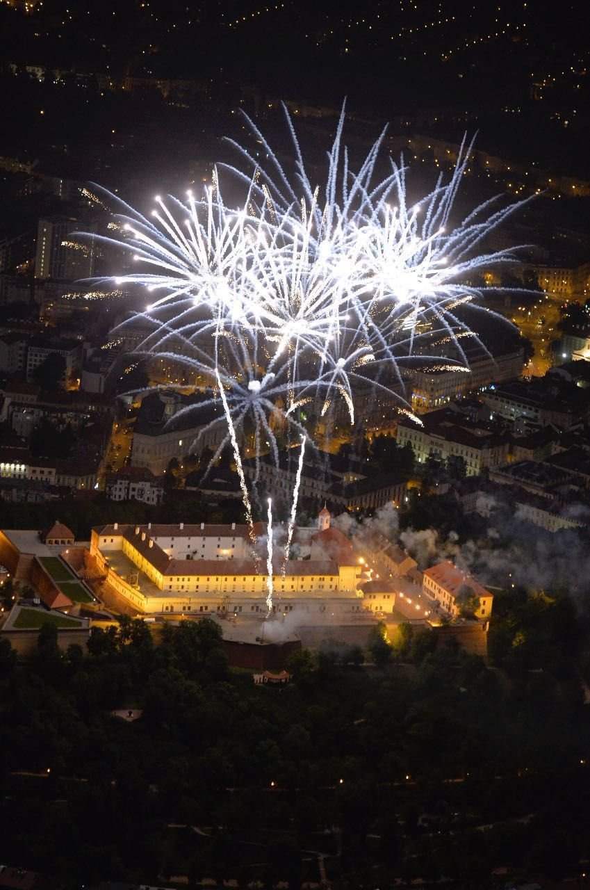 Fascinující pohled z letadla na úvodní ohňostoj přehlídky Starobrno Ignis Brunensis 2017 nad hradem Špilberkem