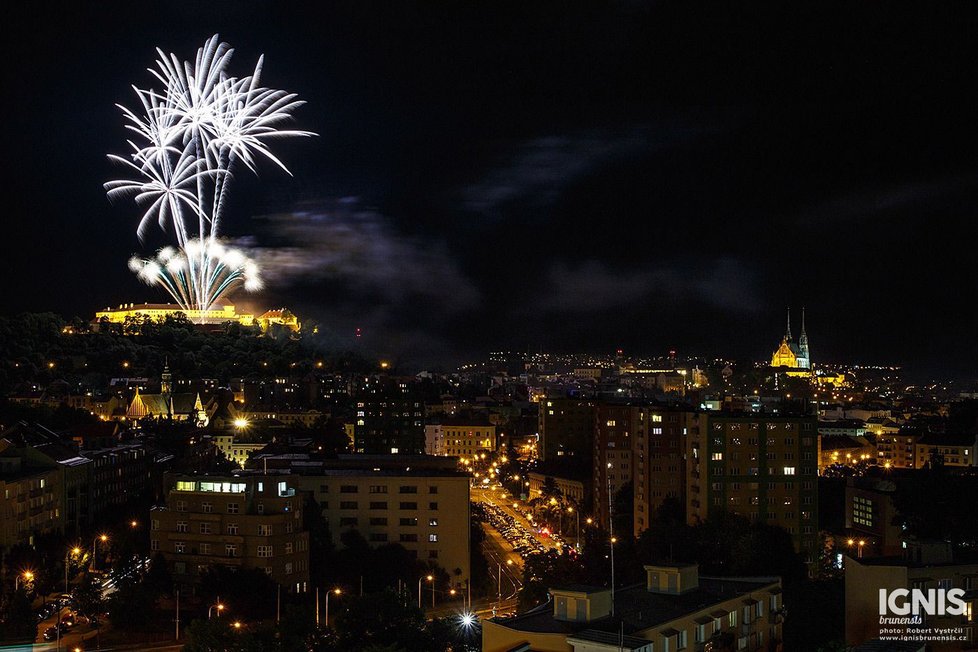 Fascinující pohled na úvodní ohňostroj přehlídky Starobrno Ignis Brunensis 2017 nad hradem Špilberkem