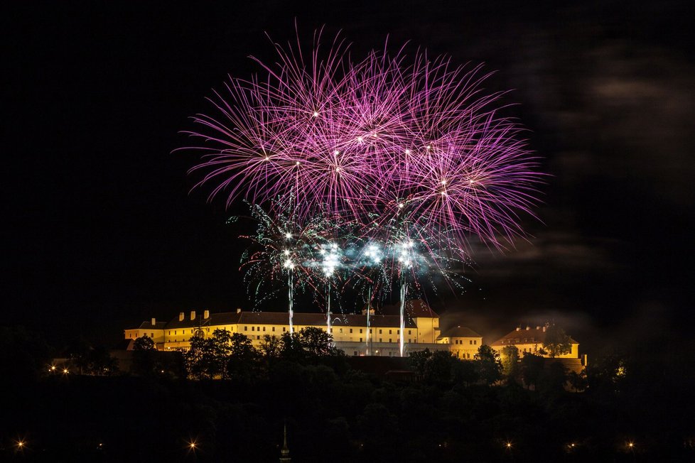 Fascinující pohled na úvodní ohňostroj přehlídky Starobrno Ignis Brunensis 2017 nad hradem Špilberkem