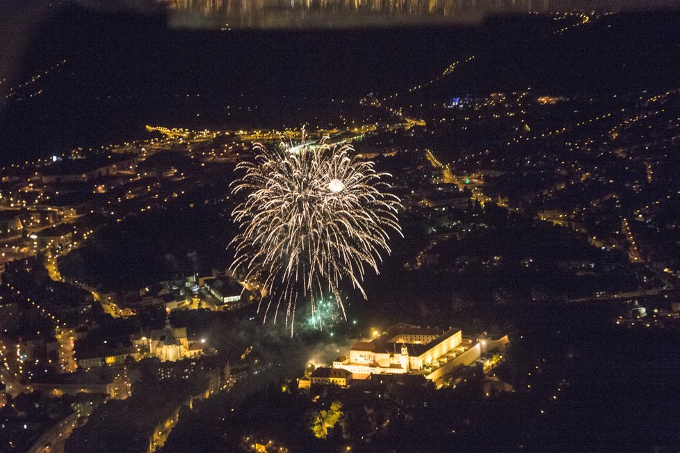 Unikátní záběry brněnského ohňostroje z letadla