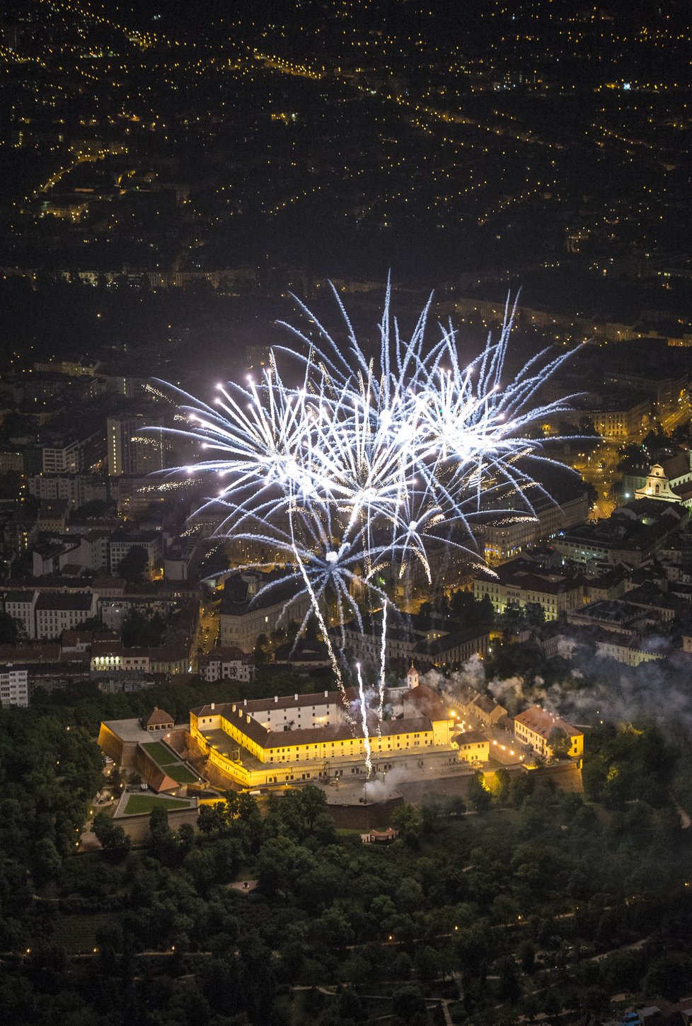 Unikátní záběry brněnského ohňostroje z letadla