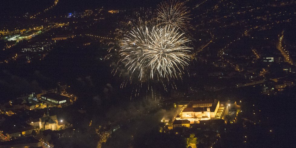 Unikátní záběry brněnského ohňostroje z letadla