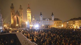 Rekordní počet lidí a rekordně krátký ohňostroj. Tak to vypadalo v Hradci Králové prvního ledna.