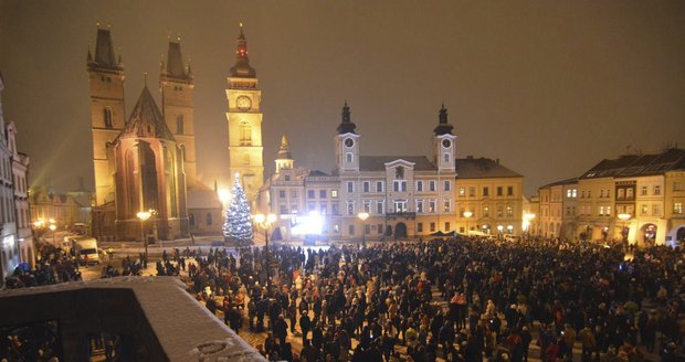 Rekordní počet lidí a rekordně krátký ohňostroj. Tak to vypadalo v Hradci Králové prvního ledna.