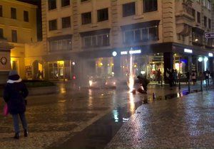 Cizinec na Jungmannově náměstí v Praze odpálil ohňostroj.